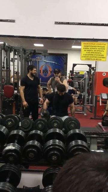 Сегодня с братьями в спортзале) смотреть онлайн