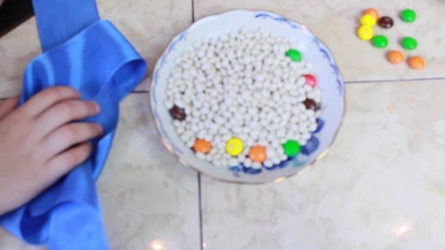 Вызов принят сладкий челлендж вслепую и без рук найди M&M'S ртом. смотреть онлайн