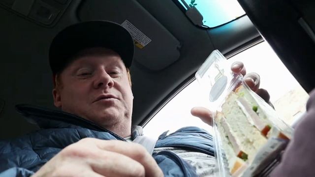 Еда из Ленты карбонад булка хлеб огурец сендвич / Финн / смотреть онлайн