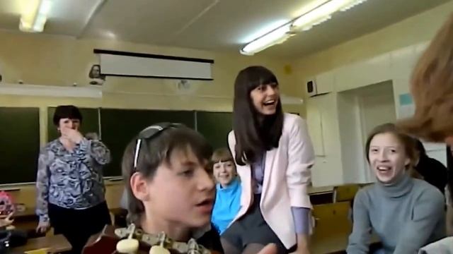 Школьник читает рэп!Чётко!