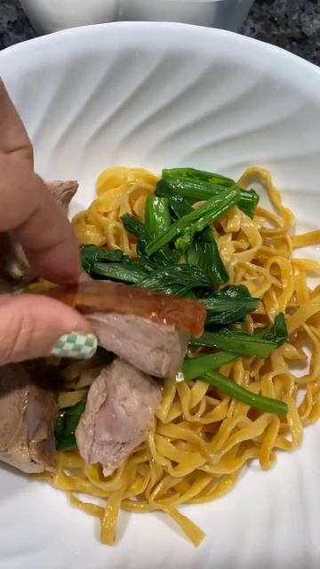 🍜SOUP or NO SOUP?! EGG NOODLES WONTON ROAST DUCK #foodshorts #chinesefood смотреть онлайн