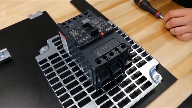 Installing Unit Mount PowerPact™ B-Frame Breakers onto Backpan | Schneider Electric Support смотреть онлайн