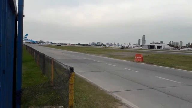 Airbus A320-232 LV-IVN de JetSMART Argentina a cargo del WJ3394 a Iguazú despegando de Aeroparque смотреть онлайн