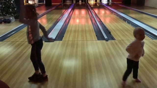 dances in bowling two sisters lit on the tracks splits. Боулинг 🎳 танцы дети смотреть онлайн