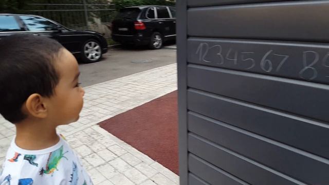 Талант! Ребенок в 2.8 года считает на 3-х языках!