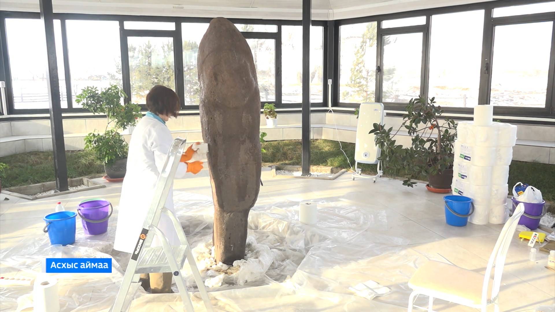 В музее «Хуртуйах тас» идет реставрация каменного извания Улуғ Хуртуйах тас смотреть онлайн