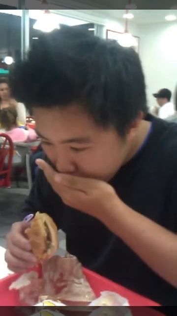 Kevin finishes an in-n-out burger in 45 seconds смотреть онлайн