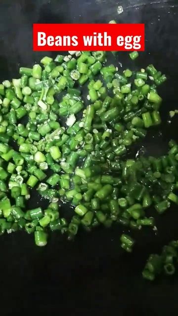 Fry egg with sliced beans. #everyone #elguitarblogs #chinesefood смотреть онлайн