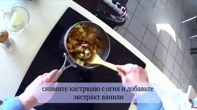 Коблер с персиками, яблоками и сливами