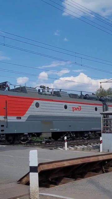 "впервые на канале!" электровоз 2ЭС5К-448 с тепловозом ТЭМ2-6747 и грузовым составом смотреть онлайн