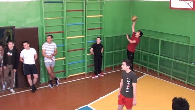 Школьники - Рабочая молодежь-2. (2 сет) смотреть онлайн