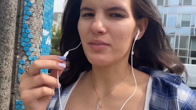 ОСТАЛАСЬ ОДНА // Встреча со студентами / Первая вечеринка смотреть онлайн