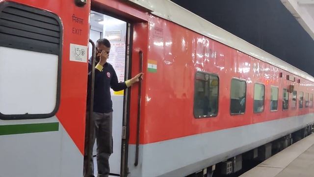 04063 Hazrat Nizamuddin Gondwana SF Special (BSL - NZM) // Arrival and Departure at Gwalior Junctio смотреть онлайн