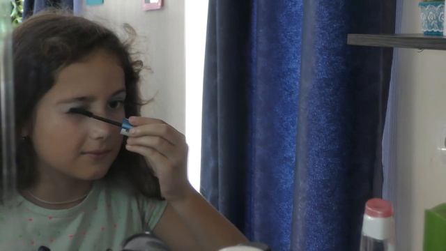 Веселые забавные истории для детей. Полина красится косметикой и примеряет наряды смотреть онлайн