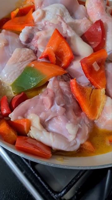 Сочная Курочка с Соусом из Сладкого Перца #shorts смотреть онлайн