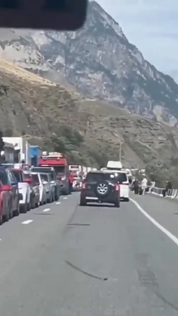 Русско-грузинская граница. На пропускном пункте очередь из 1715 машин - это новый рекорд смотреть онлайн