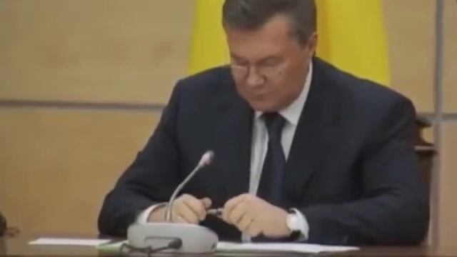 Янукович сломал ручку, извиняясь перед народом смотреть онлайн