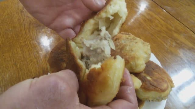 Беляши с мясом на дрожжевом тесте очень вкусный домашний рецепт. Беляши жарятся на сковороде на сале смотреть онлайн