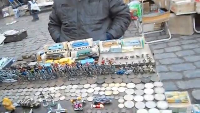 Львів. Підвальна Біля памятника І.Федорову ...Книги і базар.