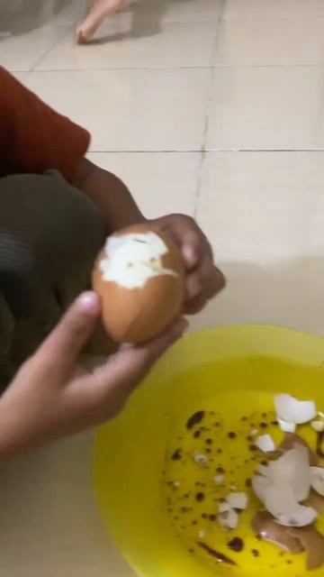 mencoba buka kulit telur 😂 #dailyvlog #familyvlog #kidsvideo смотреть онлайн