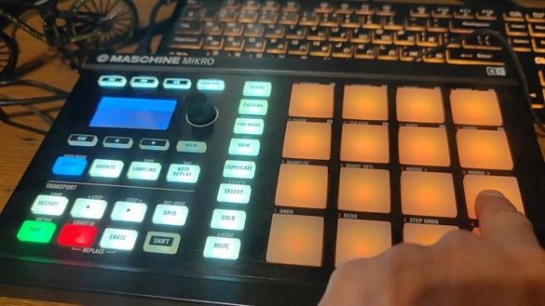 Native Instruments Machine Mikro MK2 Black