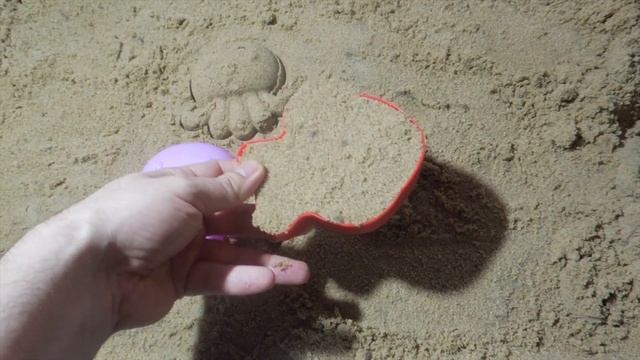 Изучение цветов на английском языке для маленьких детей, играющих в песочнице с морскими обитателям смотреть онлайн