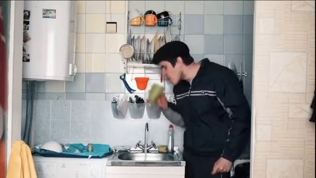 бэдкомедиан гопник реклама колбасы воды земли смотреть онлайн