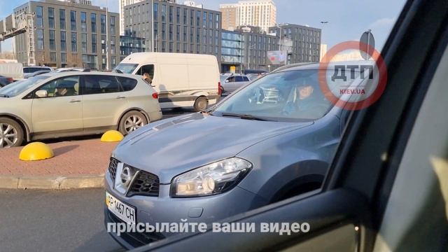 Чтобы nissan убрать оставленную ими поперёк 2 мест для инвалидов тележку, пришлось их блокировать смотреть онлайн