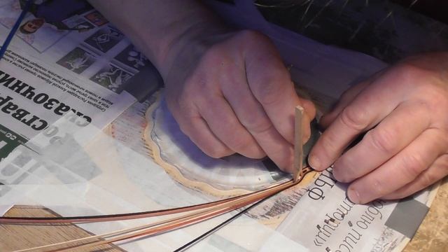 Вклеивание верхнего волнистого набора розетки в верхнюю деку(видео №861). смотреть онлайн