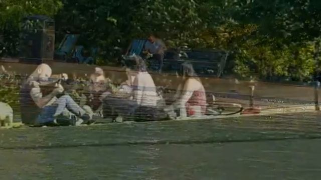 Sun seekers to top up the Tan in Hyde park смотреть онлайн