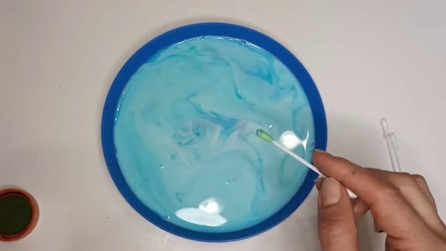 Эксперимент с молоком и красителями. смотреть онлайн