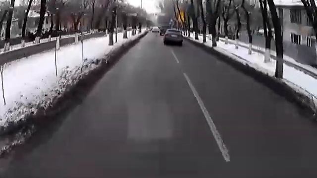 Алматы. Школьник переходит рядом с переходом 20150122 1541 смотреть онлайн