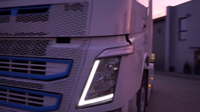 Volvo FH white (blue) смотреть онлайн