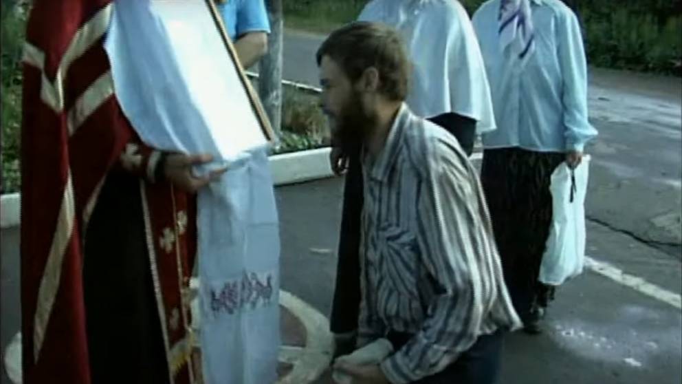 Бесноватый пытается приложиться к Мироточивой иконе св. Царя Мученика Николая. 1999 г. смотреть онлайн