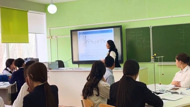 Математикалық және Серіппелі Маятниктіктің тербелістері. смотреть онлайн