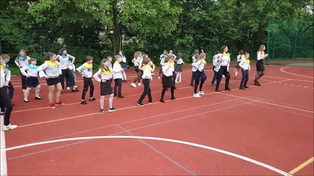"Синьо-жовтий передзвін" (танцювальний флешмоб учнів 4-х класів Чернівецької ЗОШ І-ІІІ ступенів №3) смотреть онлайн