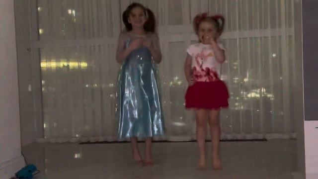 Караоке вечеринка!Детские хиты в исполнении Аделины и Киры. #эльза #вэнздэй #детскийканал #детипоют