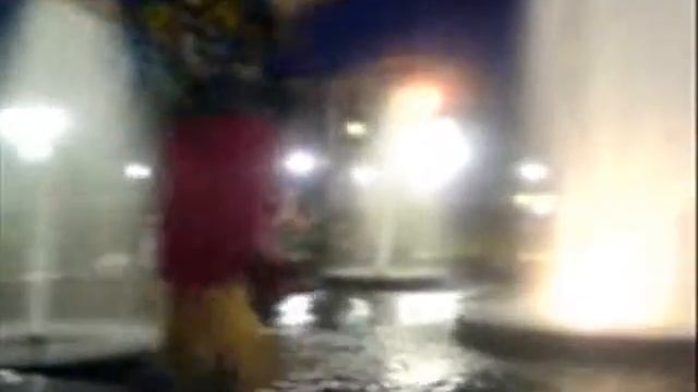 Танцы на фонтане (И это считается нормой!!!)