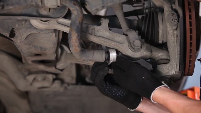 Jak wymienić łącznik stabilizatora przedniegow AUDI A4 B6 TUTORIAL | AUTODOC смотреть онлайн
