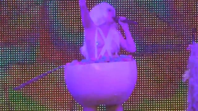 Miley Cyrus- Milky Milky Milk (Music Video) смотреть онлайн