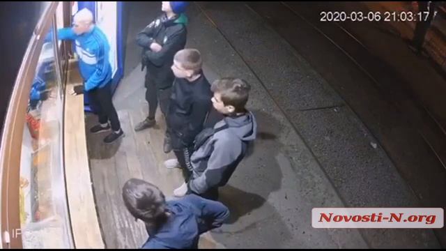 В Николаеве молодчики украли чаевые пока ждали шаурму смотреть онлайн