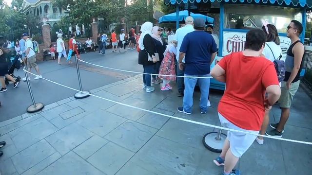 CHURRO STAND MAKES $1,710,000.00 IN SALES AT DISNEYLAND | NUMBER ONE CHURRO SALES STAND смотреть онлайн