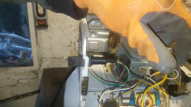 Smontare un Microonde - Recuperiamo Trasformatore e Magnetron e molto altro... Riparare смотреть онлайн