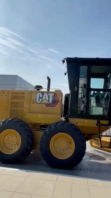 Автогрейдер CAT 160K в аэропорту Хабаровска #shorts #cat #автогрейдер #кат #грейдер #caterpillar смотреть онлайн
