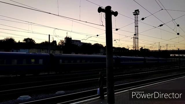 ВЛ82-013 отправляется с пассажирским поездом 375 Харьков-Херсон со станции Харьков смотреть онлайн