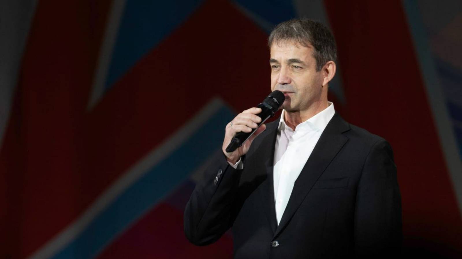 Дмитрий Певцов поет песню "От героев былых времен" смотреть онлайн