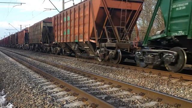 Электровоз ВЛ80С-2387 в голове зернового поезда на перегоне Еремеевка - Раздельная-1 смотреть онлайн