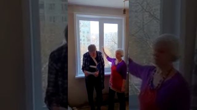 Окно прекрасное, в нем есть замечательная фурнитура немецкого происхождения смотреть онлайн