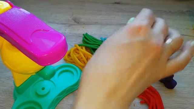 Играем с пластилином PLAY DOH лепим радугу .Play DOH clay sculpt a rainbow смотреть онлайн