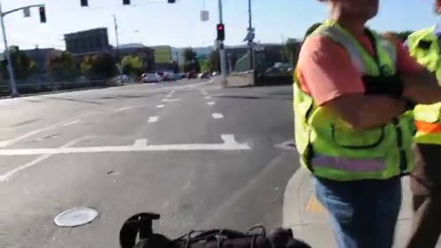 Bike signal at Broadway/Williams смотреть онлайн